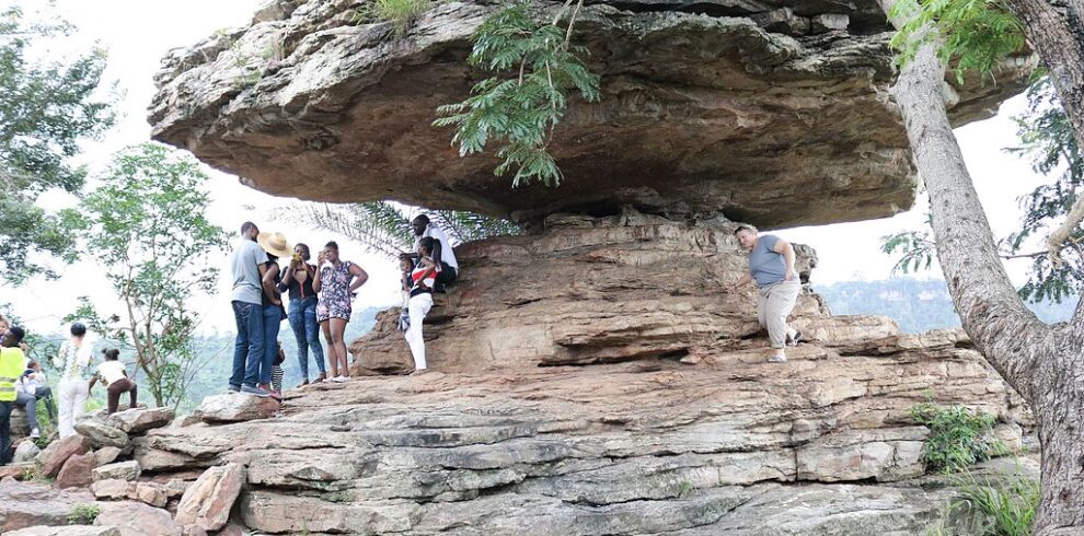 Umbrella_Rock_at_Boti_Falls_2
